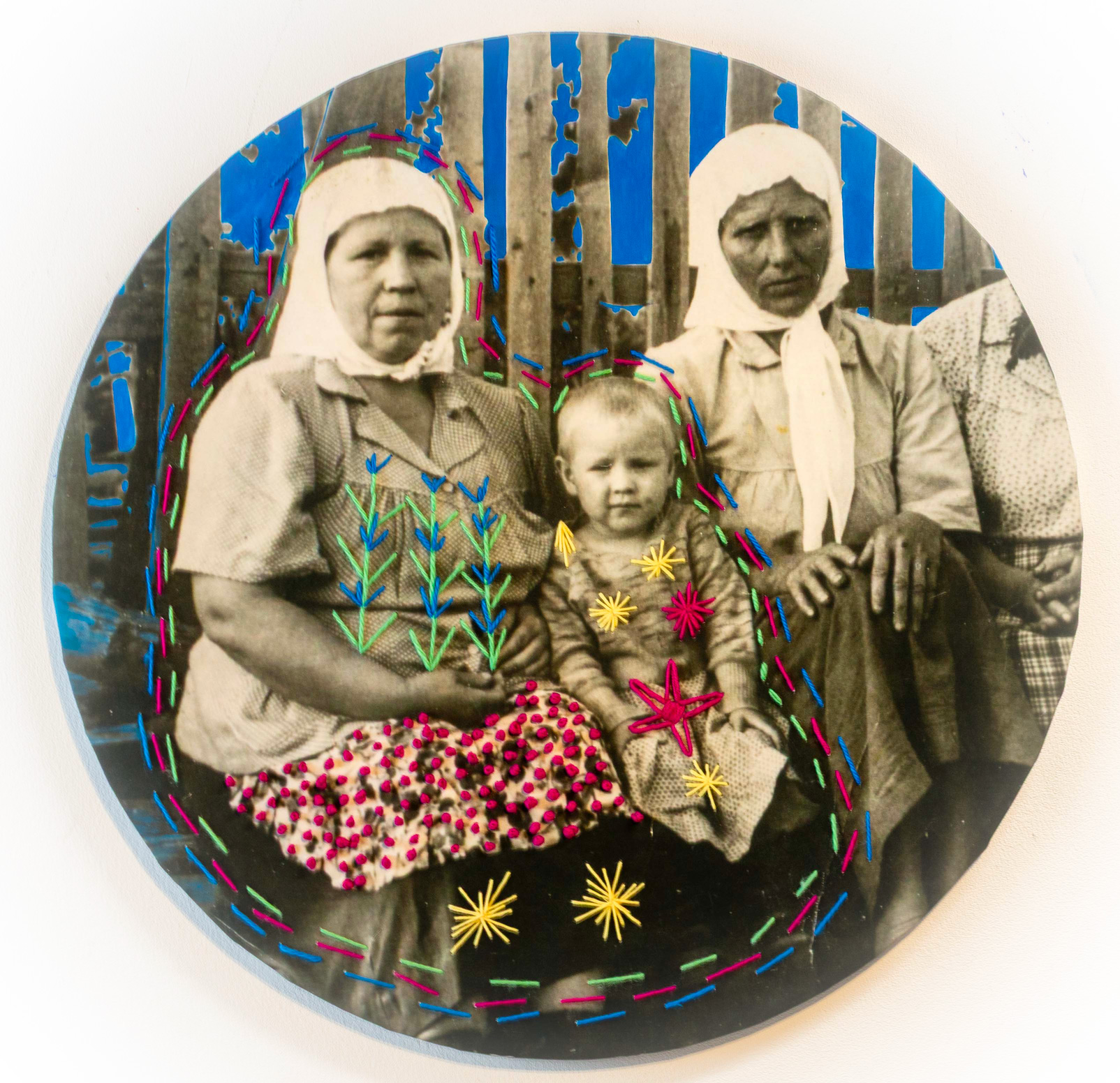 Oma Polya und kleine Vera
giclée, stickerei
ø
80 CM
2023