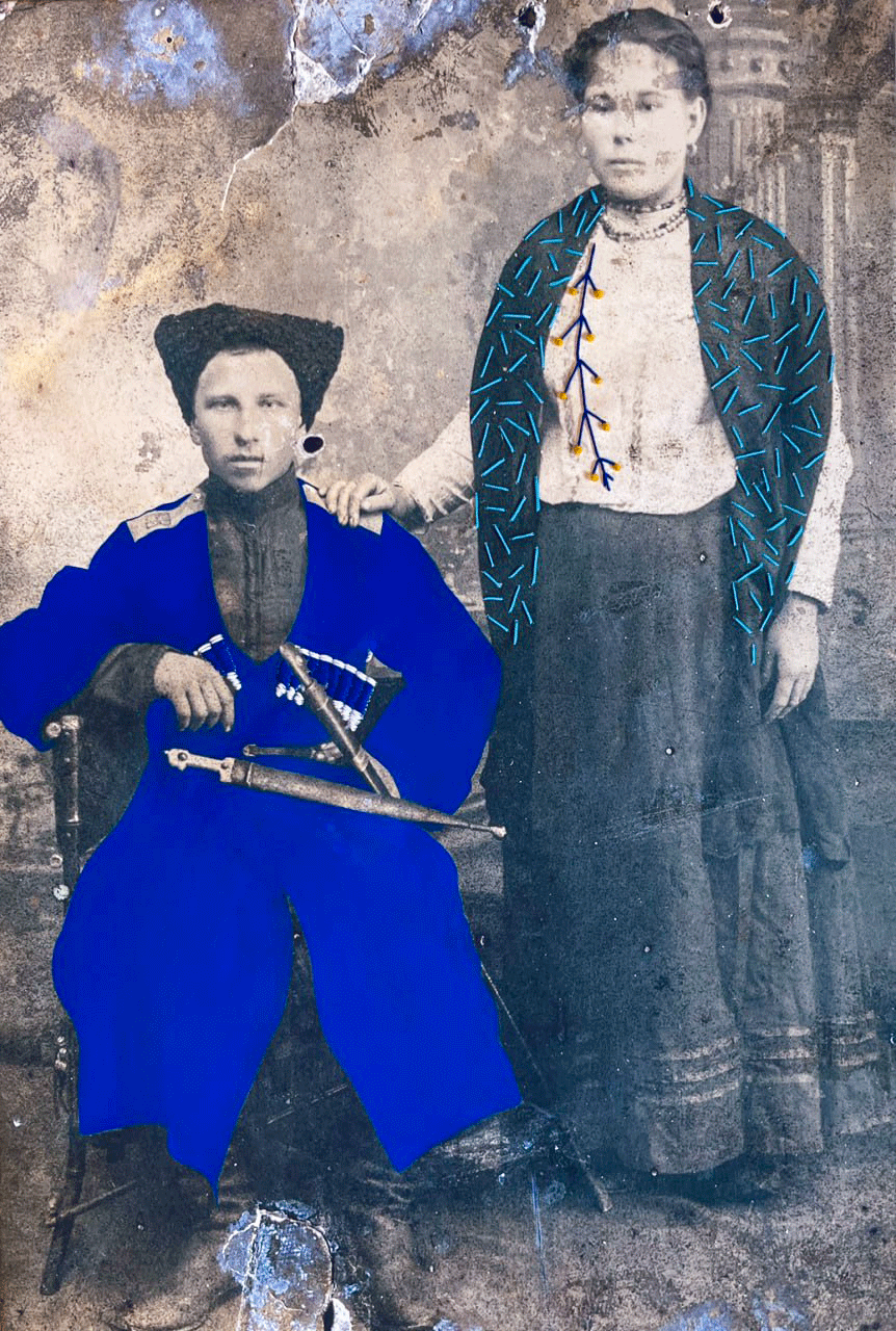 Ein stilles, eindringliches Werk über Herkunft, Verbundenheit und die fragile Präsenz der Vergangenheit. Durch textile und malerische Eingriffe erhält das Familienarchiv eine neue künstlerische Ebene. Kunstwerk von Elena Baurecht mit Urgroßmutter Anastasia und Urgroßvater Andrei Makhotkin.