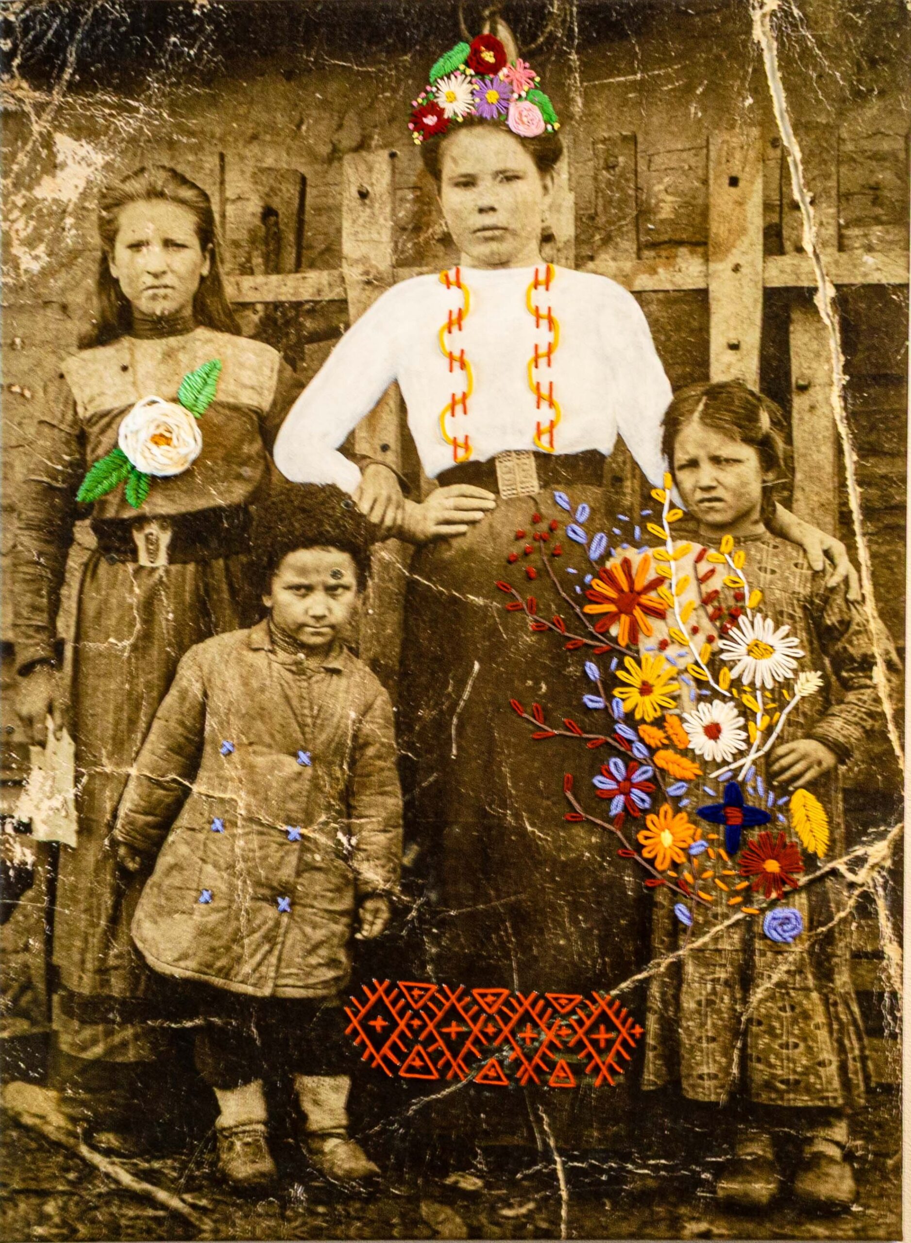 Dieses Werk erzählt von familiären Wurzeln, Generationen und dem Weiterleben persönlicher Geschichte. Elena Baurecht transformiert das historische Archivbild in ein zeitgenössisches Kunstwerk, in dem Erinnerung sichtbar und spürbar wird. Historisches Familienbild „Urgroßmutter Anastasia mit ihren Brüdern und Schwestern“ als Kunstwerk.