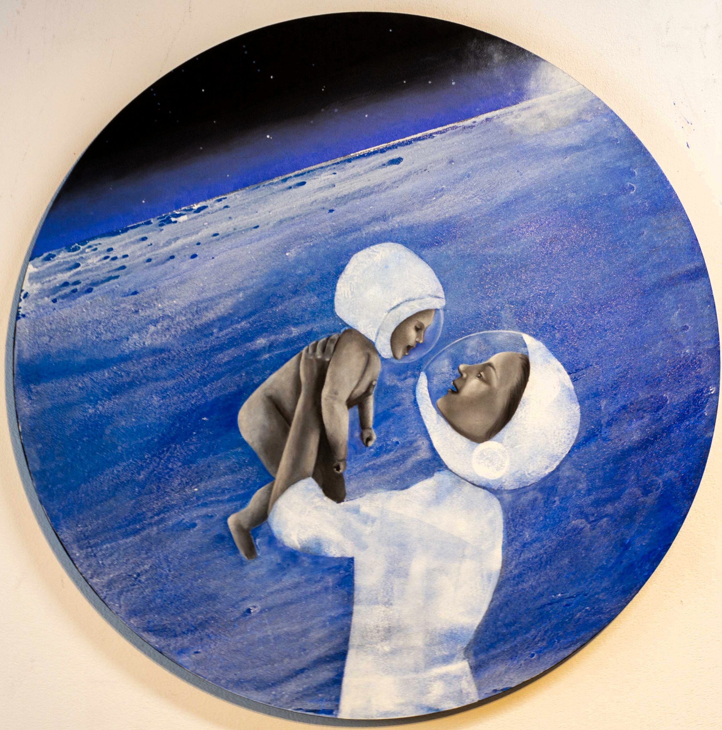 Neues Leben im Weltraum“ verbindet die kosmische Bildwelt der Serie mit einem intimen Moment von Nähe, Schutz und Neubeginn. Die Figur mit dem Kind erscheint vor einer blauen, planetaren Landschaft und öffnet einen poetischen Raum zwischen Ursprung, Geborgenheit und der Vorstellung eines neuen Lebens im Universum. Werk „Neues Leben im Weltraum“ von Elena Baurecht mit erwachsener Figur und Kind in weißer Astronautenkleidung vor blauem kosmischem Hintergrund.