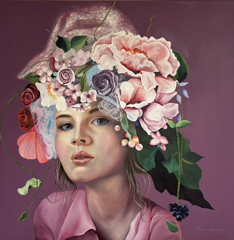 Porträt „Blütenkrone“ von Elena Baurecht mit weiblichem Gesicht, rosa Blütenkranz und violettem Hintergrund.