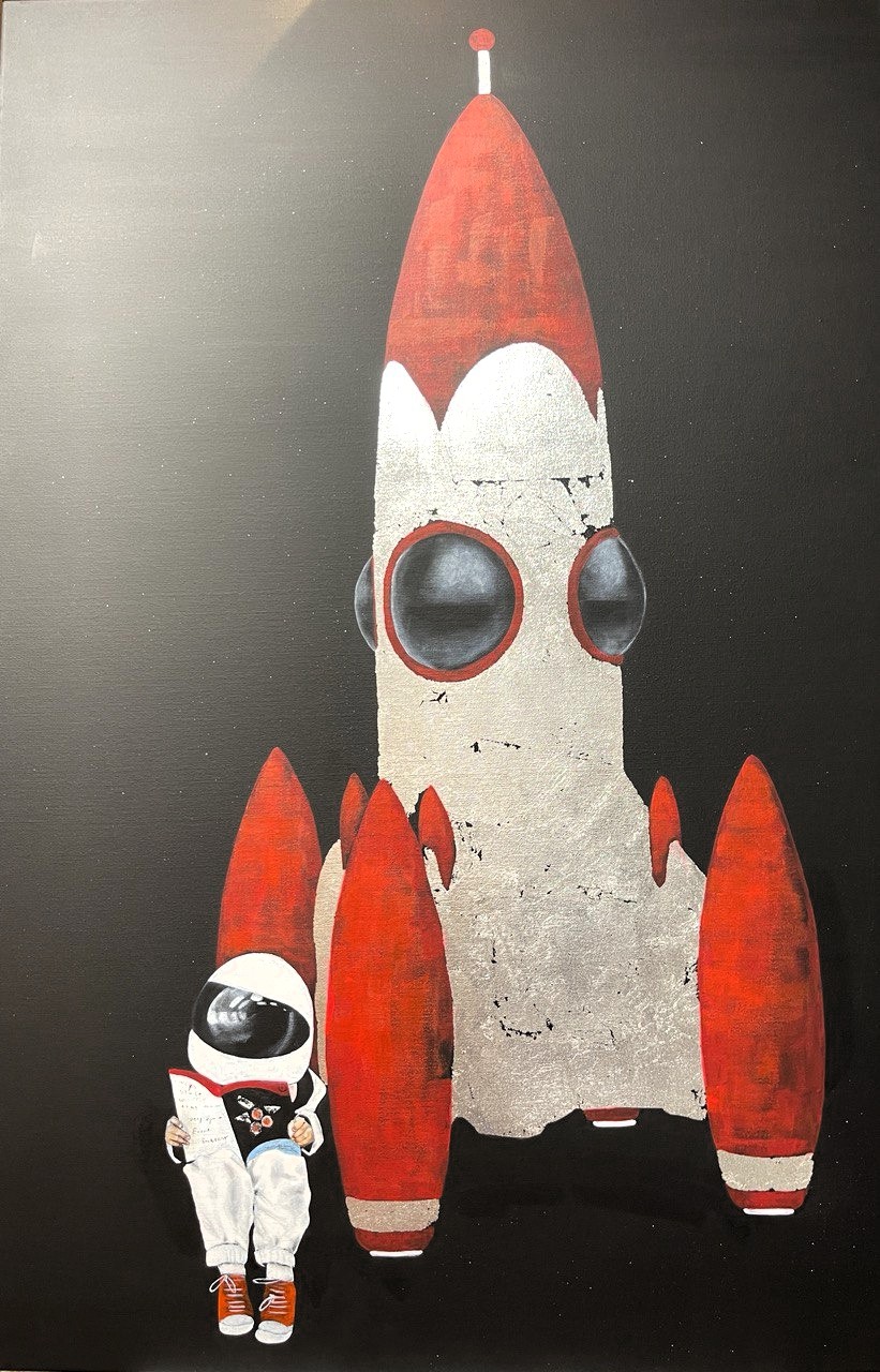 Werk „Countdown“ von Elena Baurecht mit roter Rakete und kindlicher Figur aus der Serie Flashbulb memories.