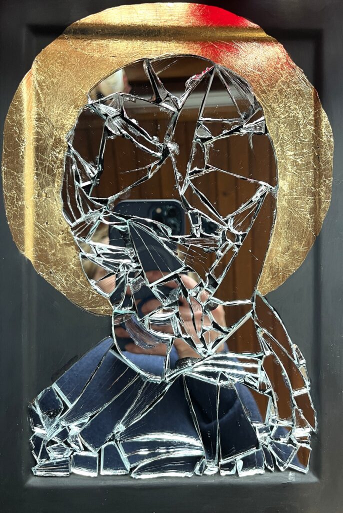Mosaikarbeit „Spiegelikone“ von Elena Baurecht mit spiegelnden Fragmenten, goldener Fläche und Ikonenhafter Figurenform.