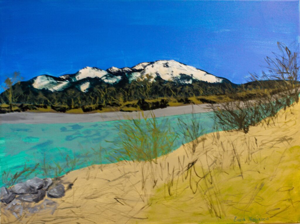 Werk „Böse Nase“ von Elena Baurecht mit Landschaft an der Drau, türkisfarbenem Wasser, Ufer und schneebedeckten Bergen.