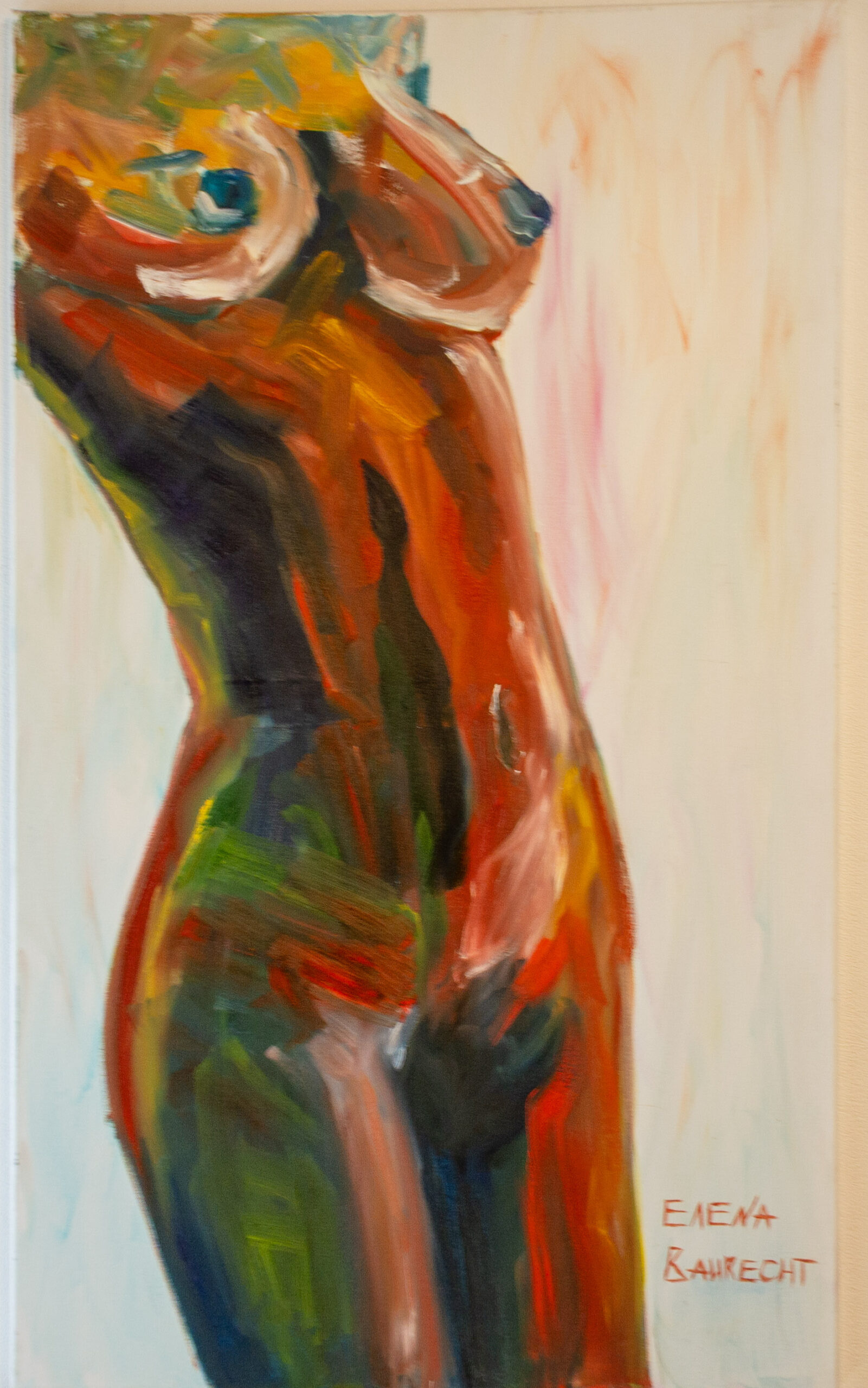 Ein frühes Werk von Elena Baurecht, das eine stille, nach innen gerichtete Geste zeigt. Die erhobenen Hände und der gesenkte Blick verleihen der Figur eine spirituelle, fast ikonische Präsenz und verweisen bereits auf das spätere Interesse der Künstlerin an Symbolik, Erinnerung und inneren Zuständen. Expressives Aktbild „Roter Torso“ von Elena Baurecht mit weiblichem Körper in kräftigen Rot-, Orange- und Grüntönen.